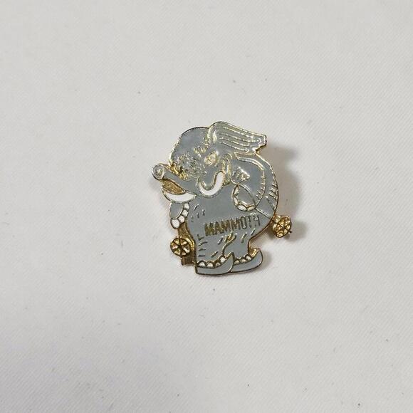 Vtg Mammoth Ski Pin California Resort Sierra Nevada Mountains Elephant on Skis - Picture 1 of 3